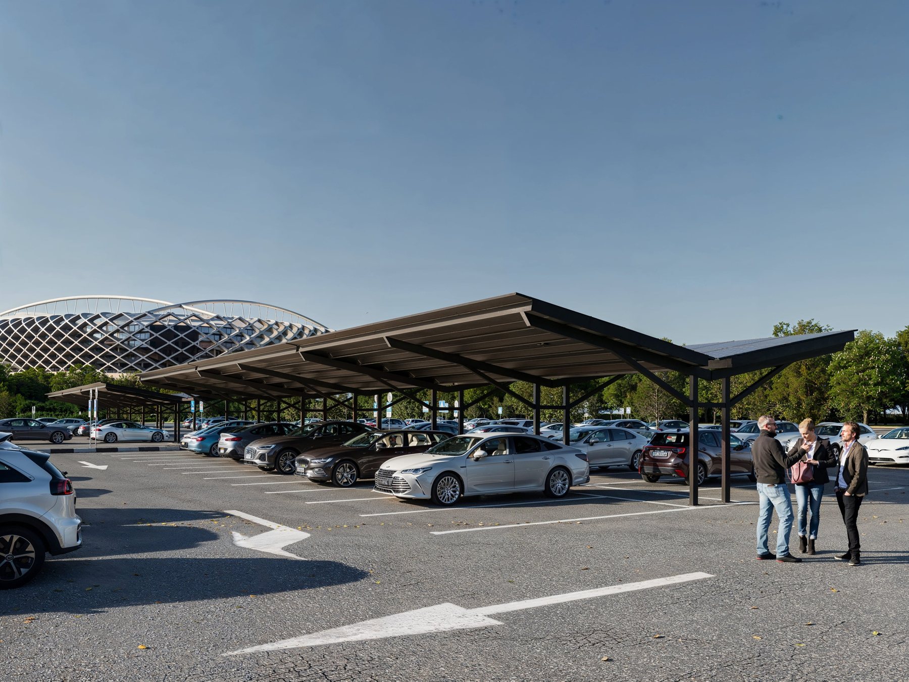 Basic Y Anlage auf großem Firmenparkplatz