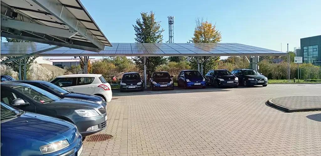 Systembeispiel des Herstellers Amiston: PV-Carport-Reihenanlage