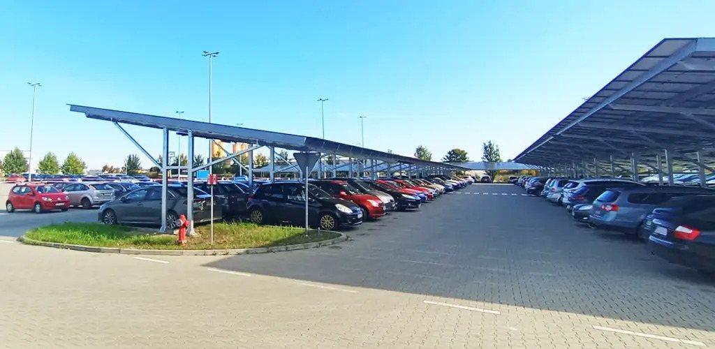 Systembeispiel des Herstellers Amiston: PV-Carports über langer Parkreihe