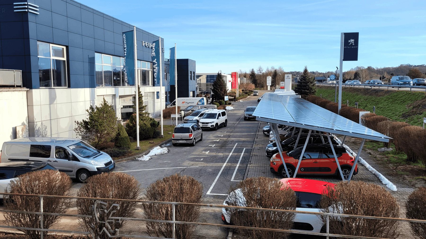 Systembeispiel des Herstellers Amiston: große PV-Carport-Anlage auf Firmenparkplatz